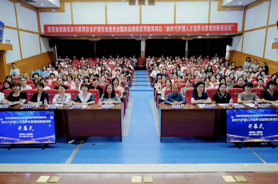 图片包含 人, 播放器, 院子, 建筑描述已自动生成