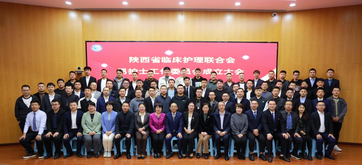 礼堂里有许多人描述已自动生成