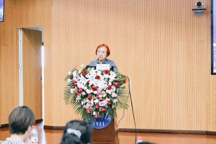 小孩站在门前低可信度描述已自动生成