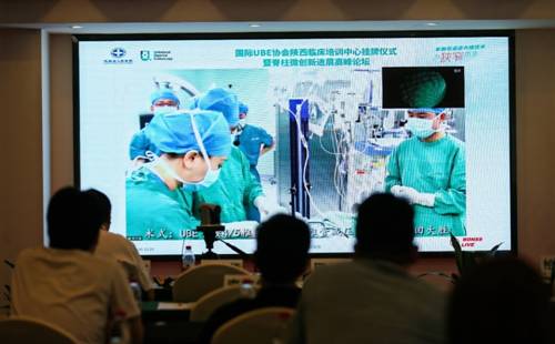 电脑屏幕前的人们描述已自动生成 电脑屏幕前的人们描述已自动生成